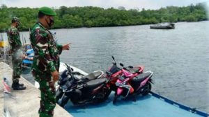 Anggota Babinsa Koramil 414-06/Sena Lakukan Pantauan Keselamatan Penumpang Boat
