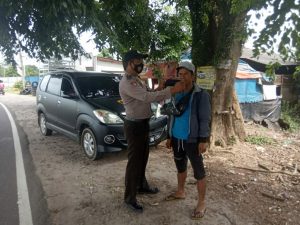 Polsek Merawang laksanakan Patroli dialogis dan Pembagian Masker kepada masyarakat, Senin (6/12/2021)