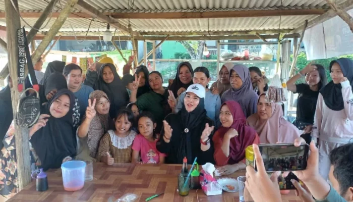 Penyebab Warung Bakso Cik Malot Mendadak Ramai, Karena Kedatangan Hj. Debby Yang Ramah dan Merakyat